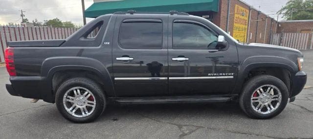 2010 Chevrolet Avalanche - Image 5