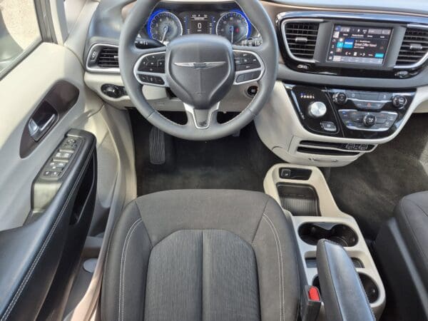 2023 Chrysler Voyager