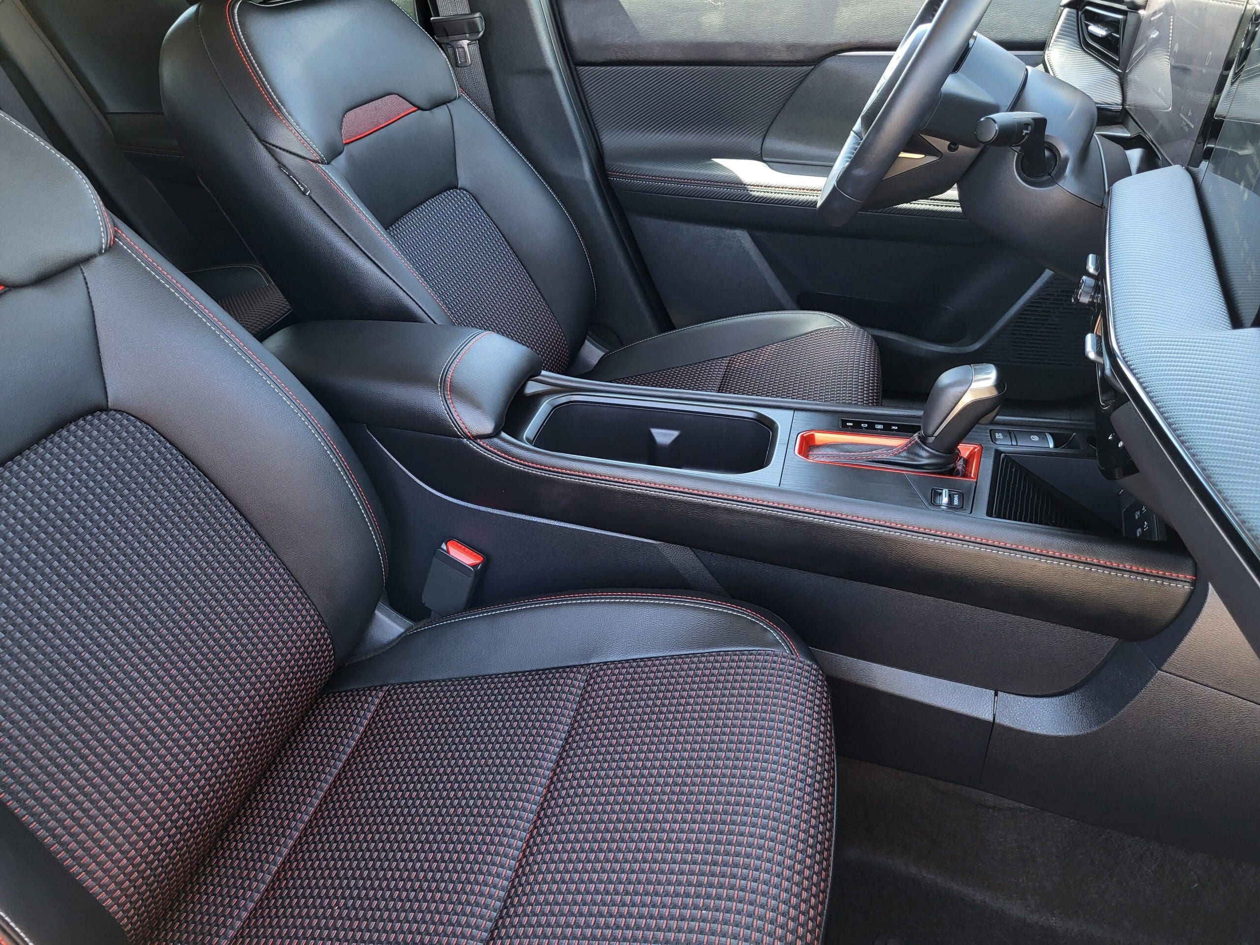 2025 Nissan Kicks - Image 10