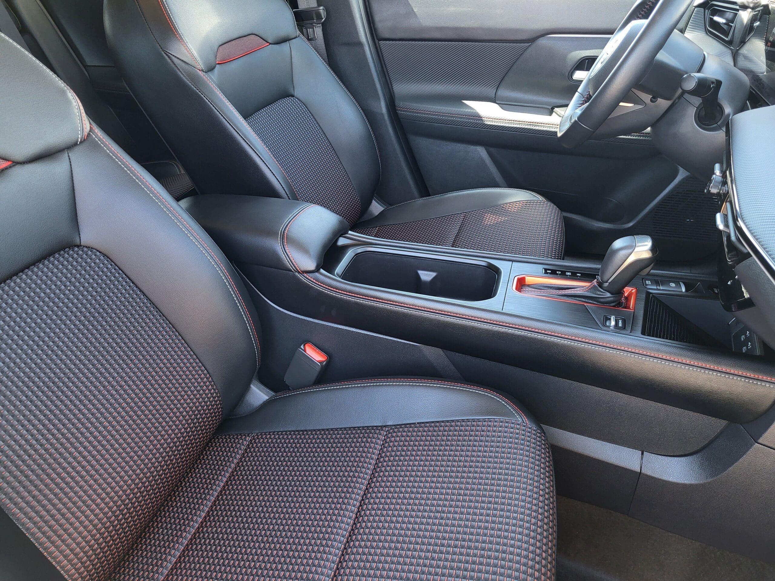 2025 Nissan Kicks - Image 10