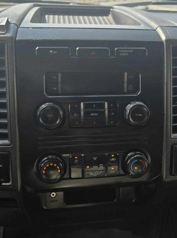 2017 Ford F350 Super Duty Crew Cab - Image 12