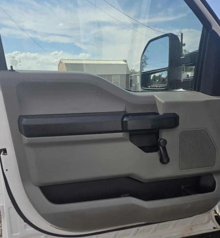 2017 Ford F350 Super Duty Crew Cab - Image 9