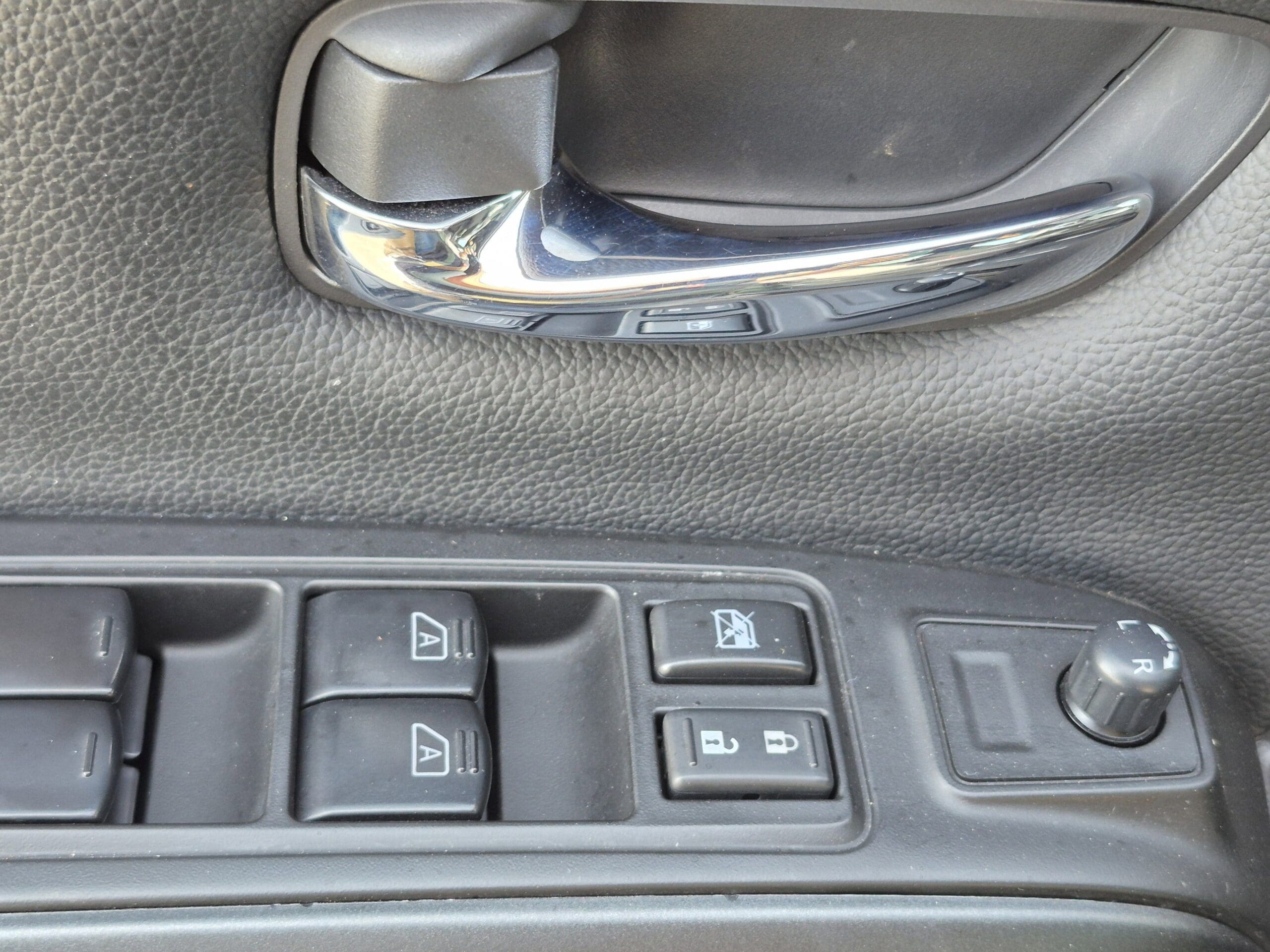 2024 Nissan Titan - Image 8