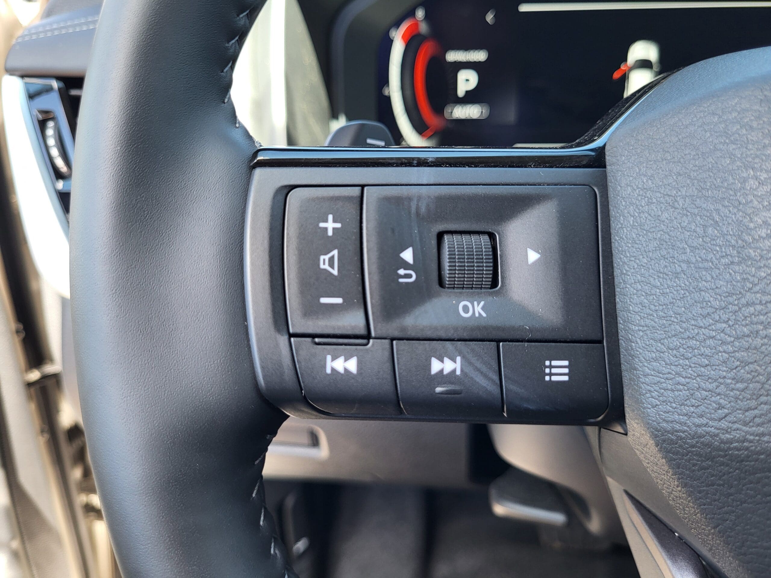 2025 Nissan Rogue - Image 28