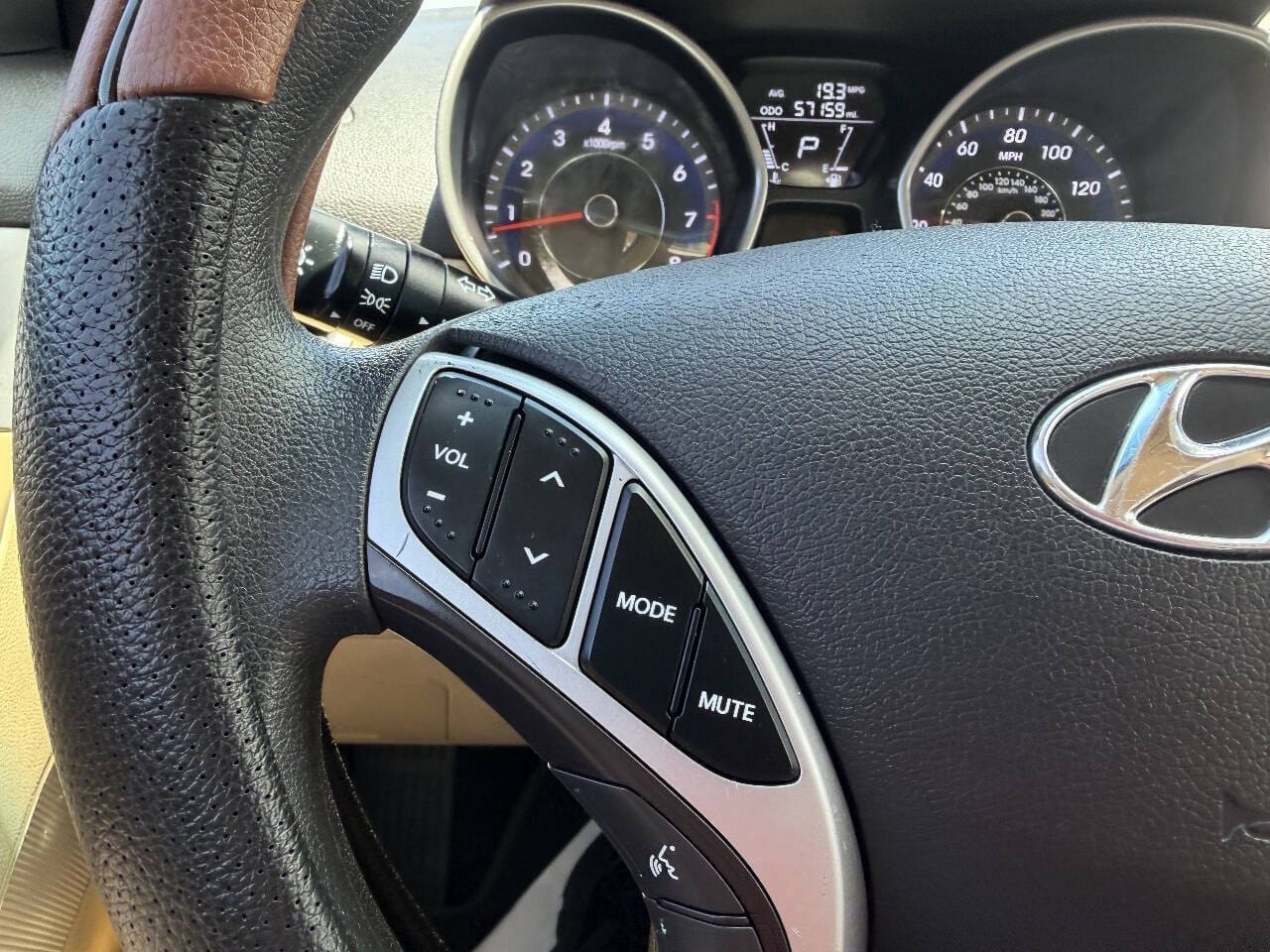 2012 Hyundai Elantra - Image 15
