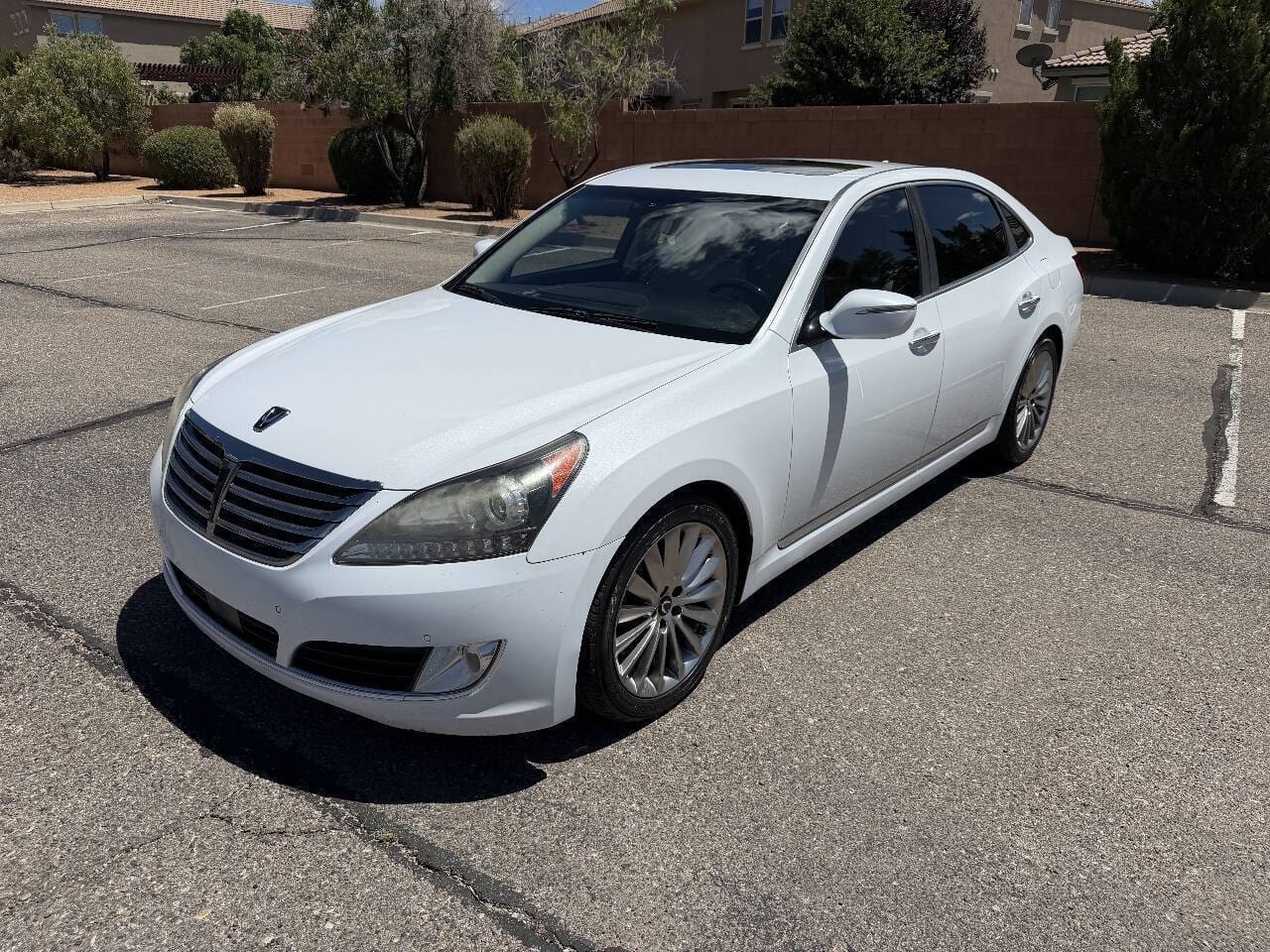 2015 Hyundai Equus - Image 2