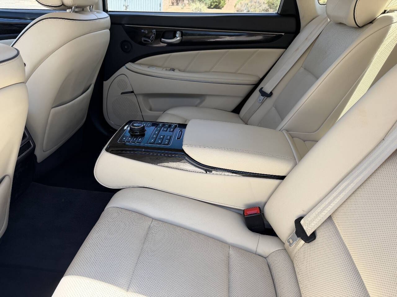 2015 Hyundai Equus - Image 11