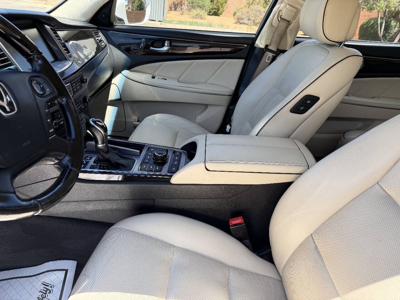 2015 Hyundai Equus - Image 10