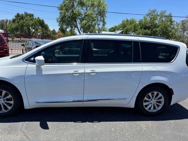 2018 Chrysler Pacifica - Image 2