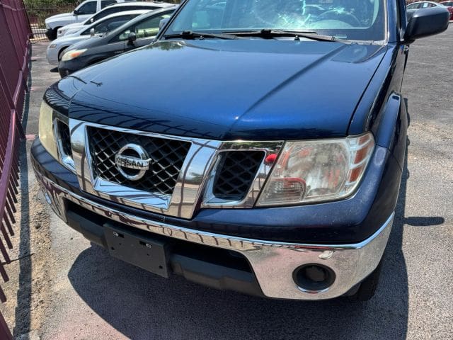 2011 Nissan Frontier Crew Cab - Image 3
