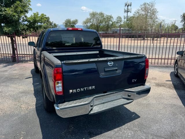 2011 Nissan Frontier Crew Cab - Image 4