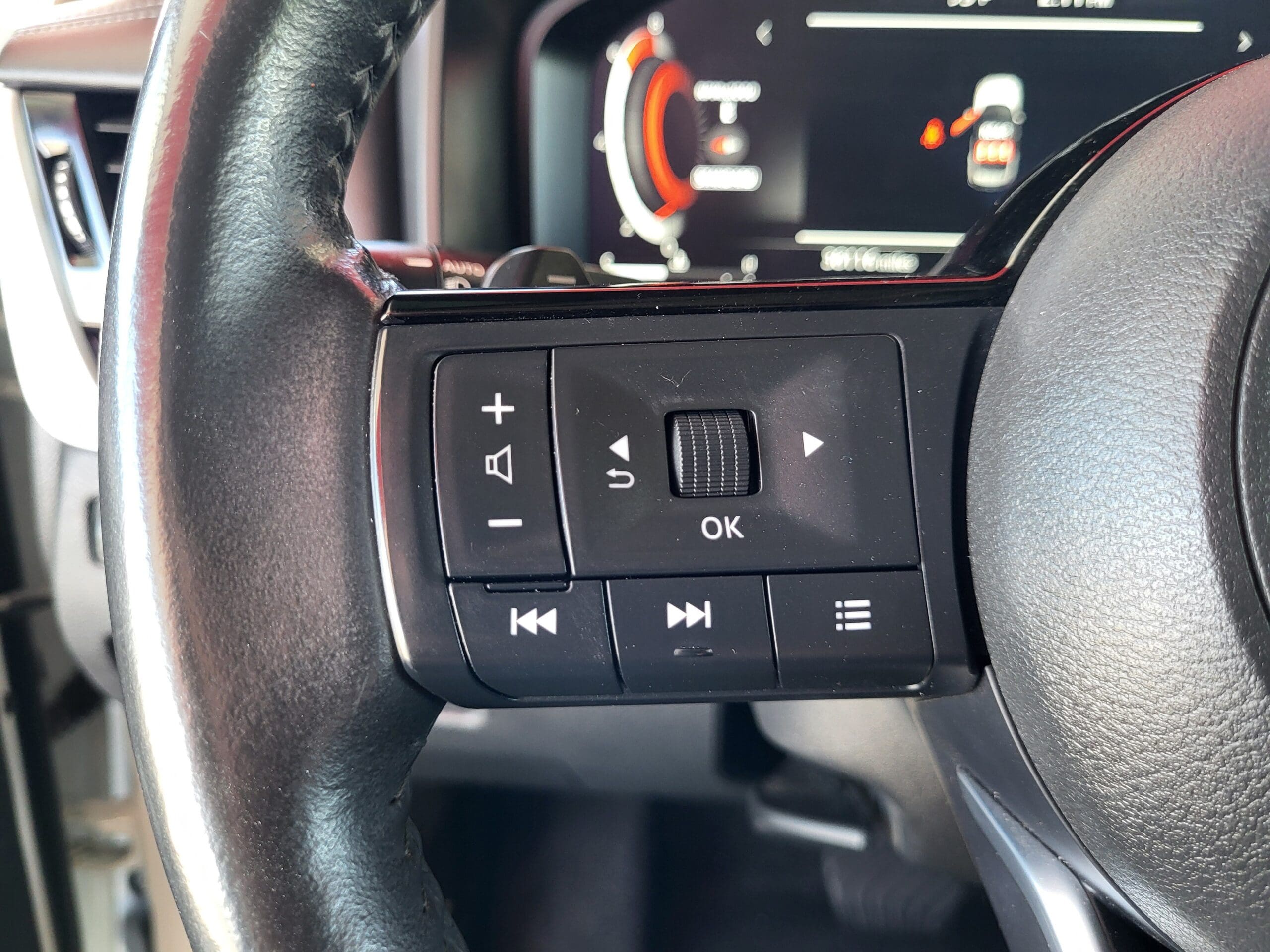 2023 Nissan Rogue - Image 28