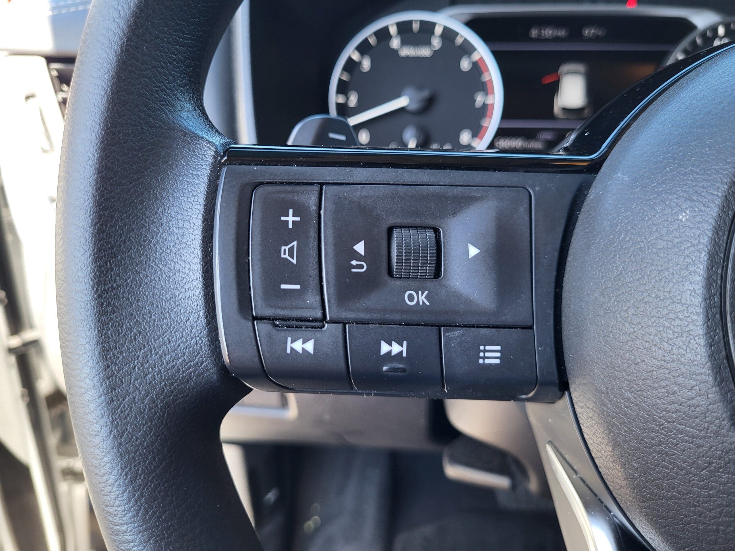 2023 Nissan Rogue - Image 28