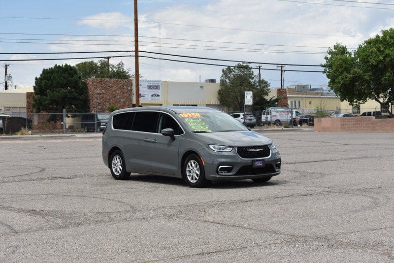 2023 Chrysler Pacifica - Image 2