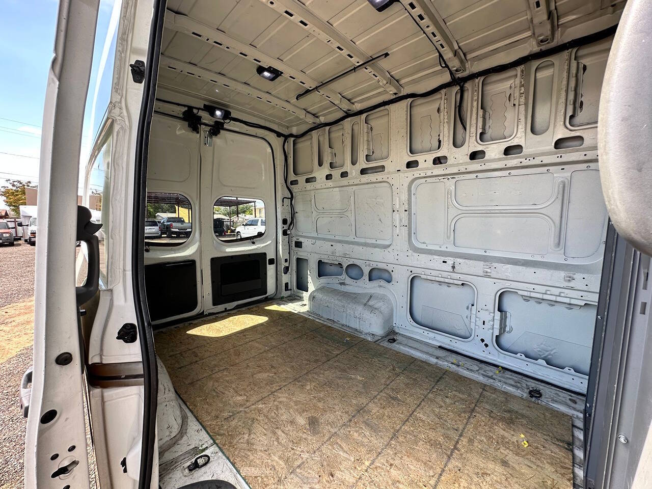 2017 Nissan NV - Image 14