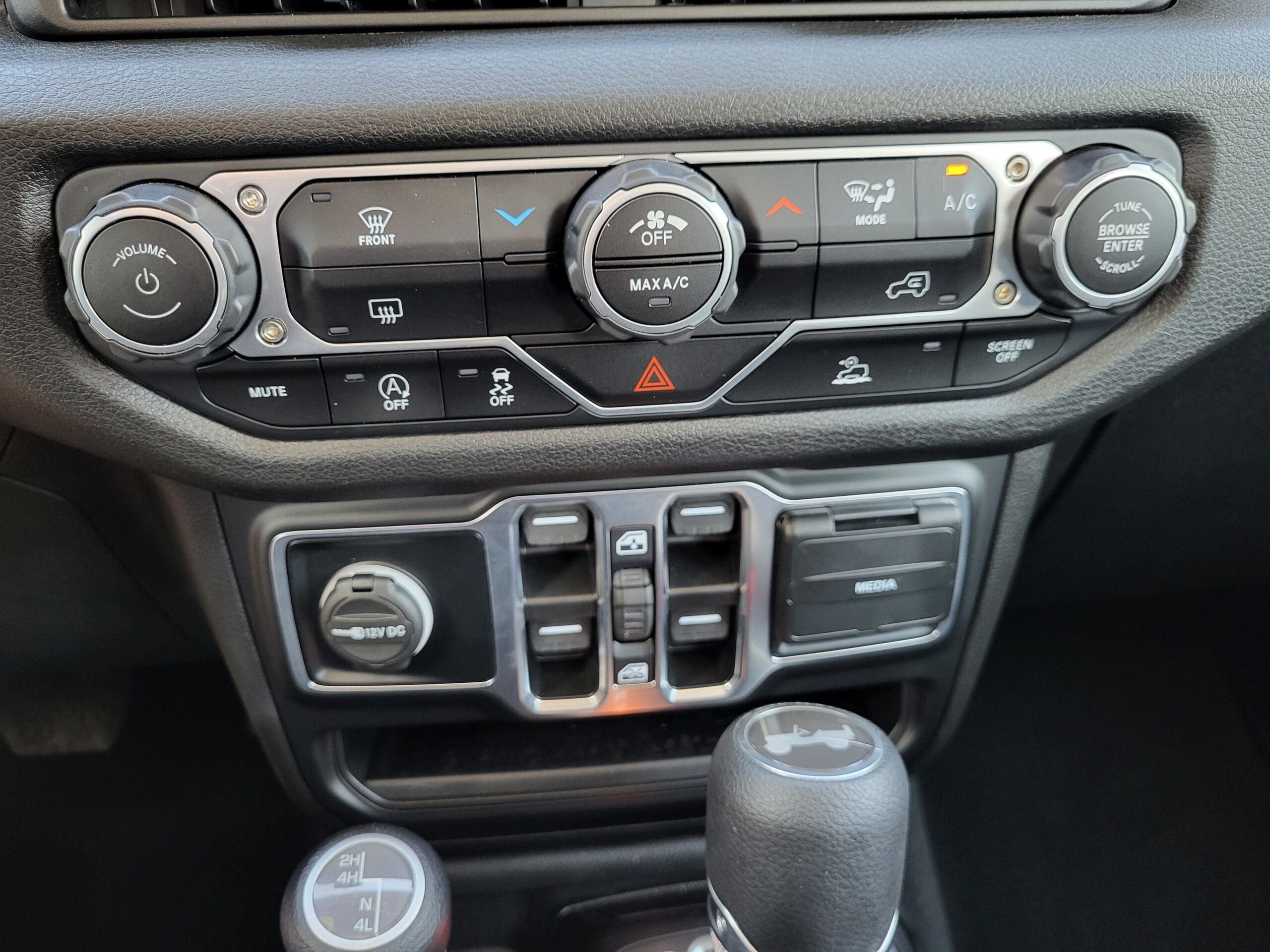 2025 Jeep Wrangler - Image 20