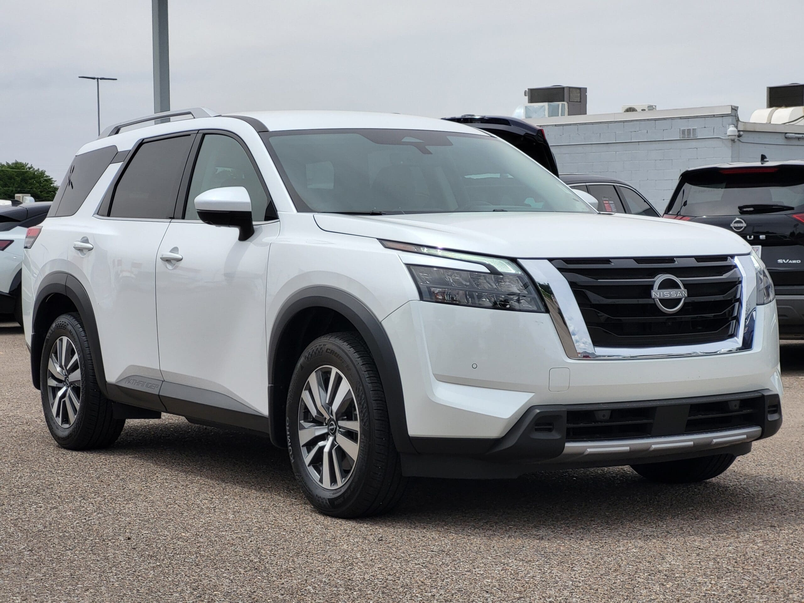 2025 Nissan Pathfinder - Image 3