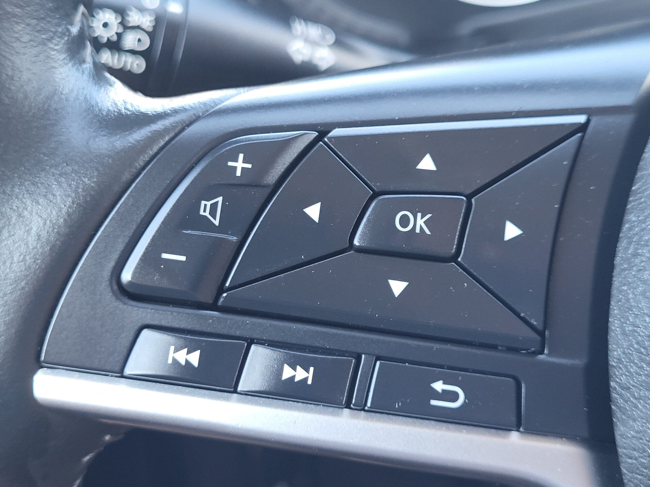 2025 Nissan Sentra - Image 29