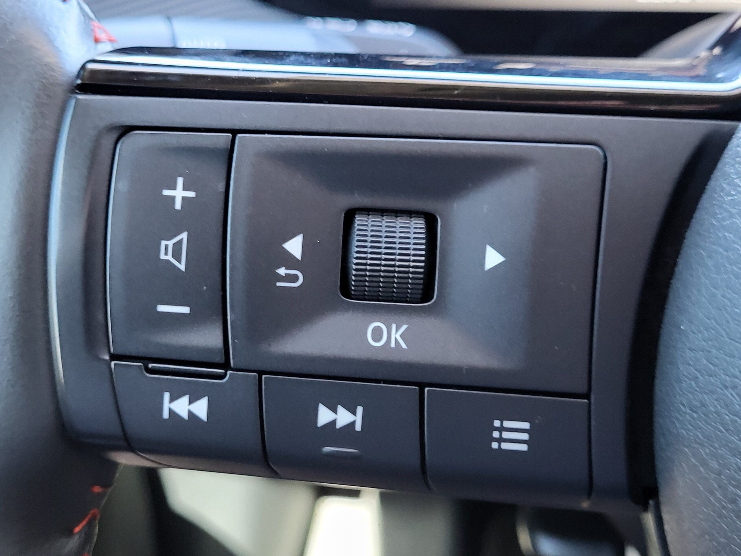 2025 Nissan Kicks - Image 28