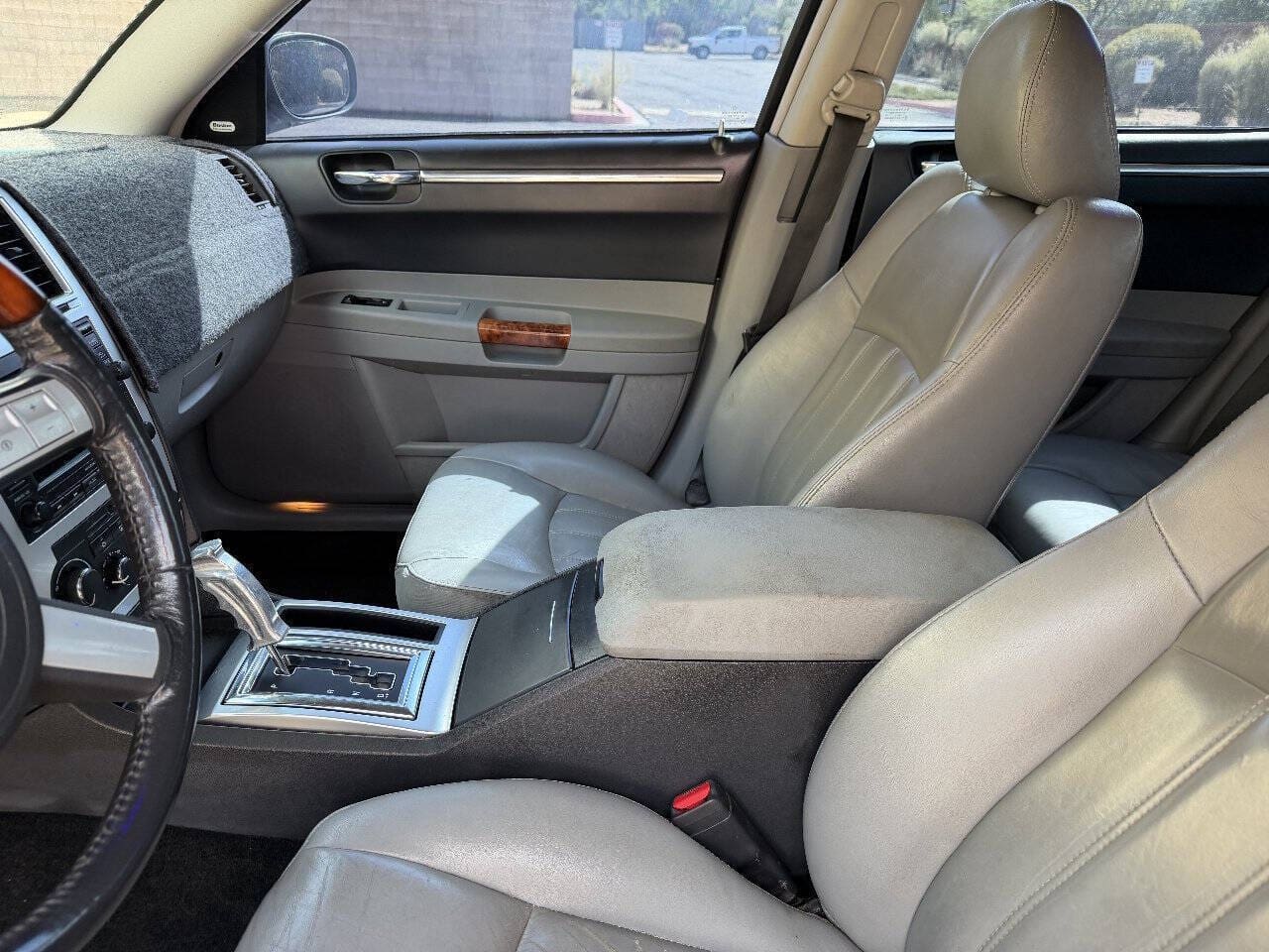2006 Chrysler 300 - Image 9