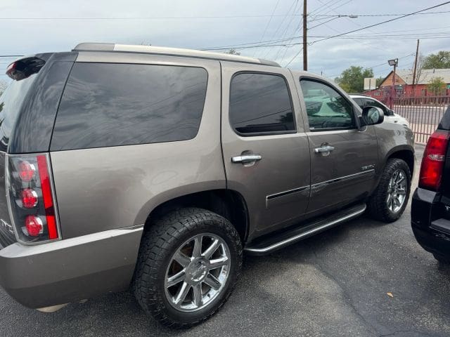 2012 GMC Yukon - Image 2