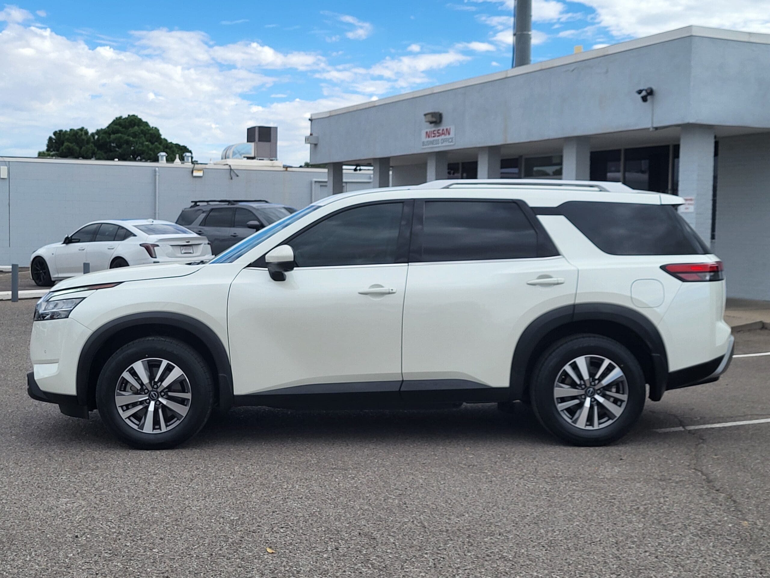 2023 Nissan Pathfinder - Image 3