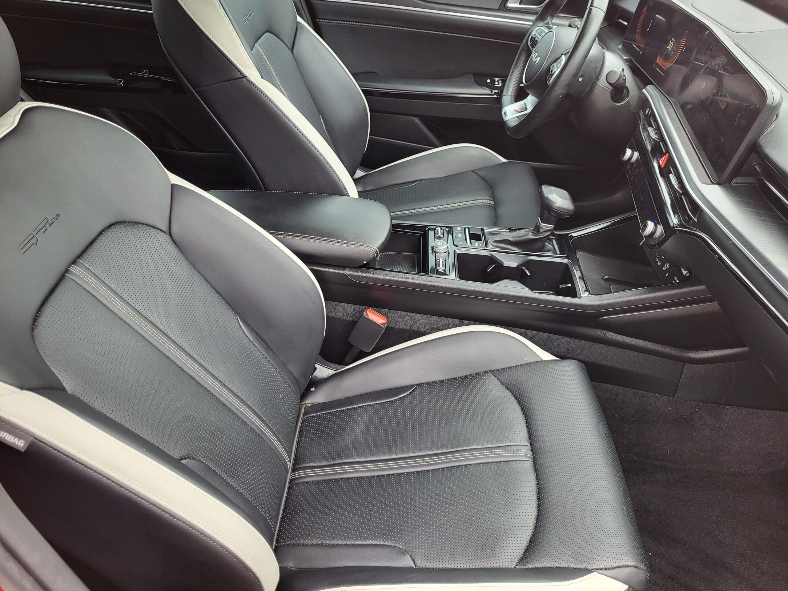 2025 Kia K5 - Image 13