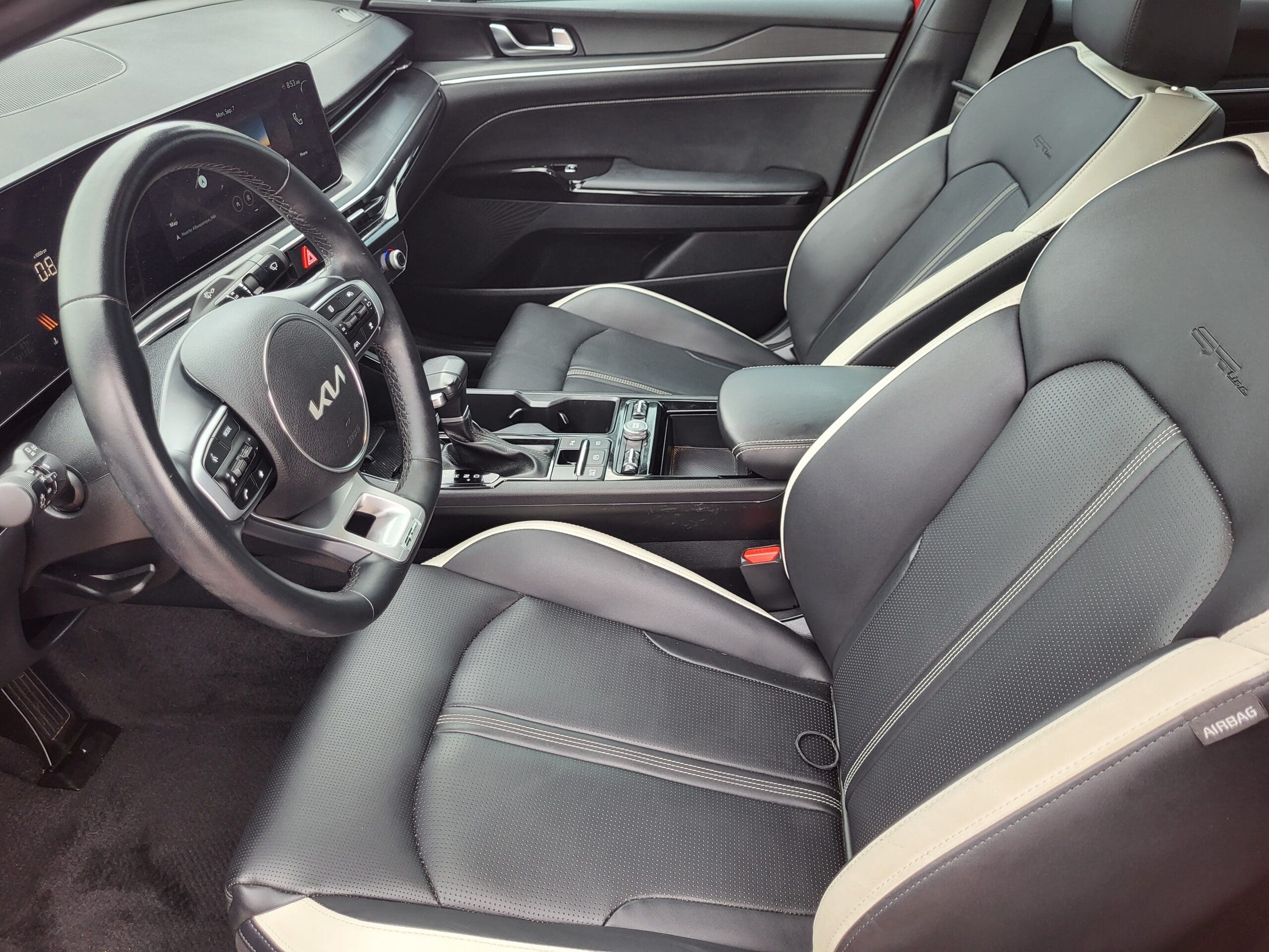 2025 Kia K5 - Image 12