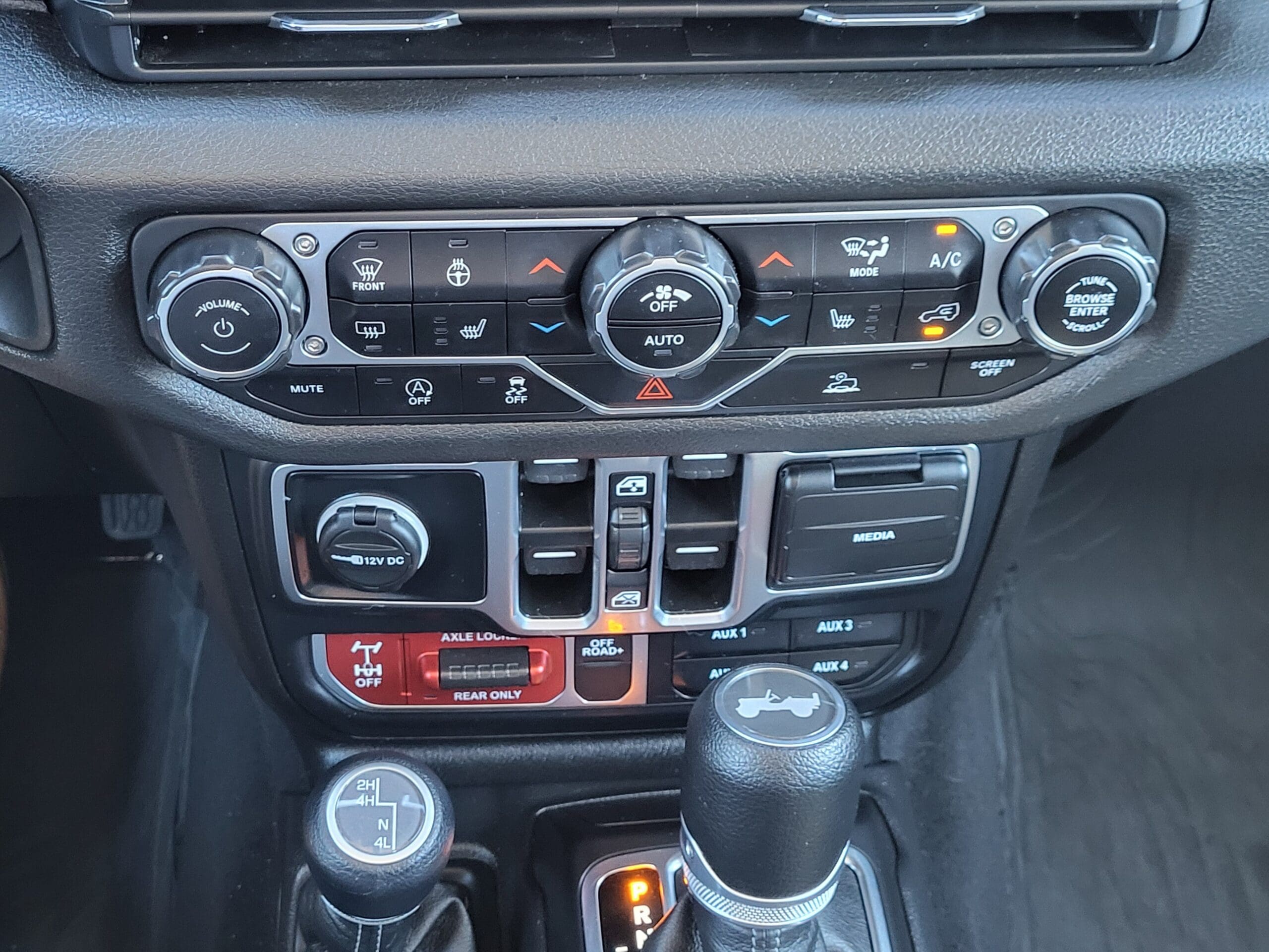2025 Jeep Wrangler - Image 18