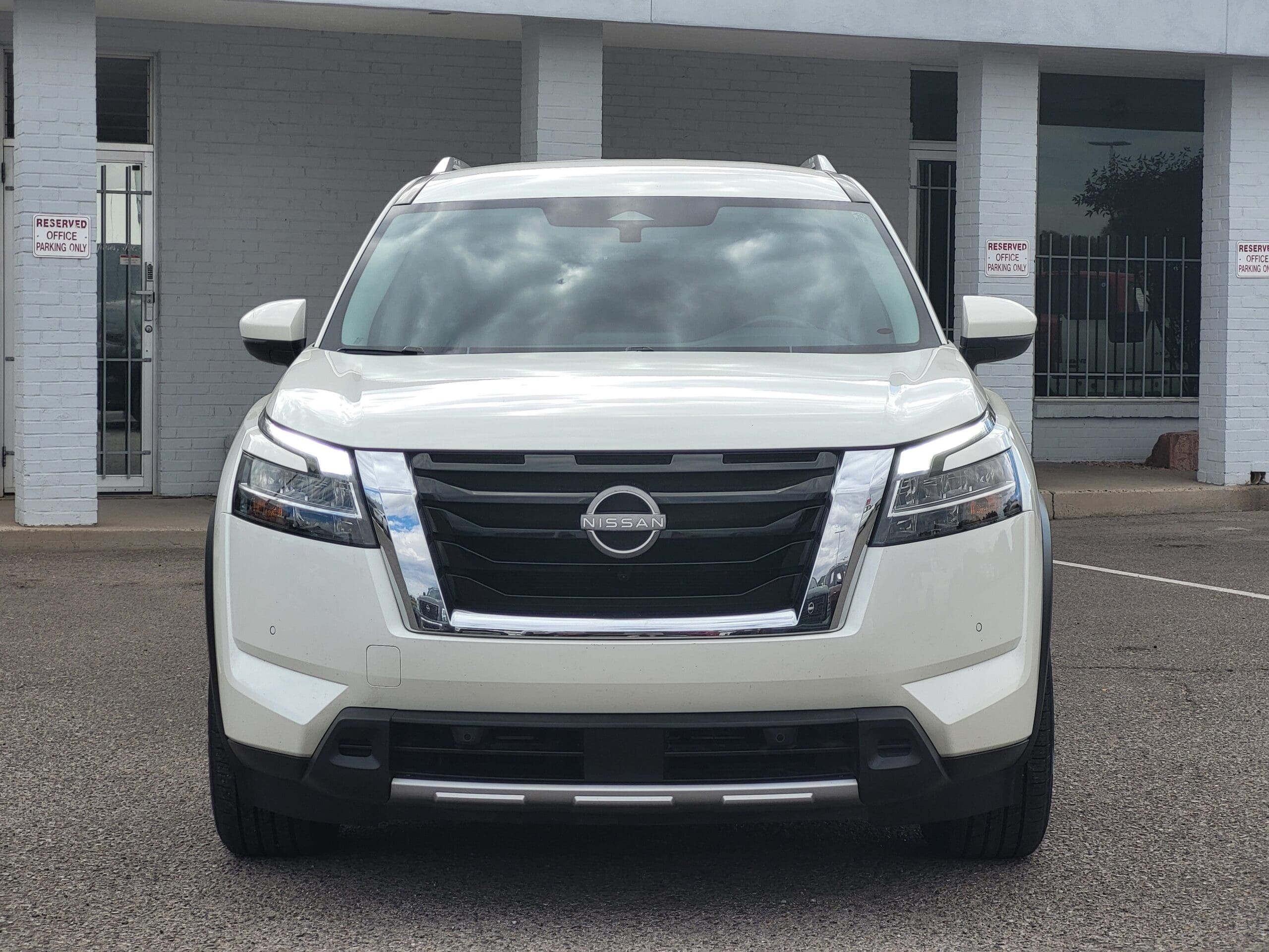 2023 Nissan Pathfinder - Image 2