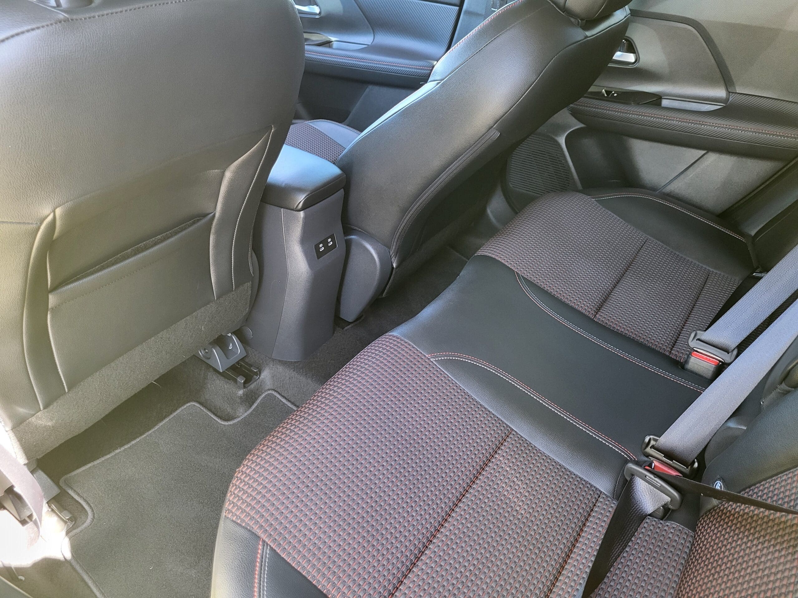2025 Nissan Kicks - Image 24