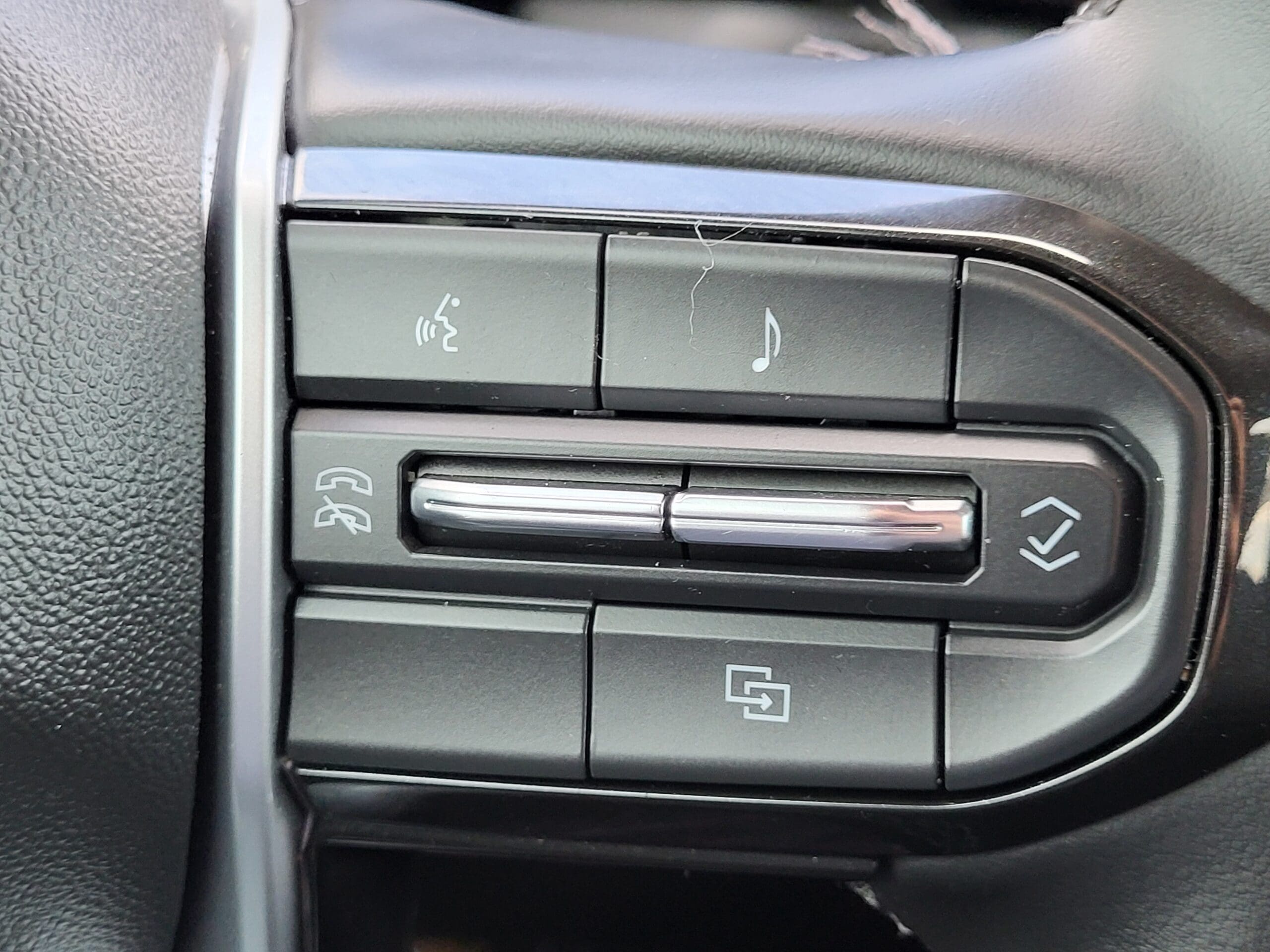 2023 Chevrolet Colorado - Image 29