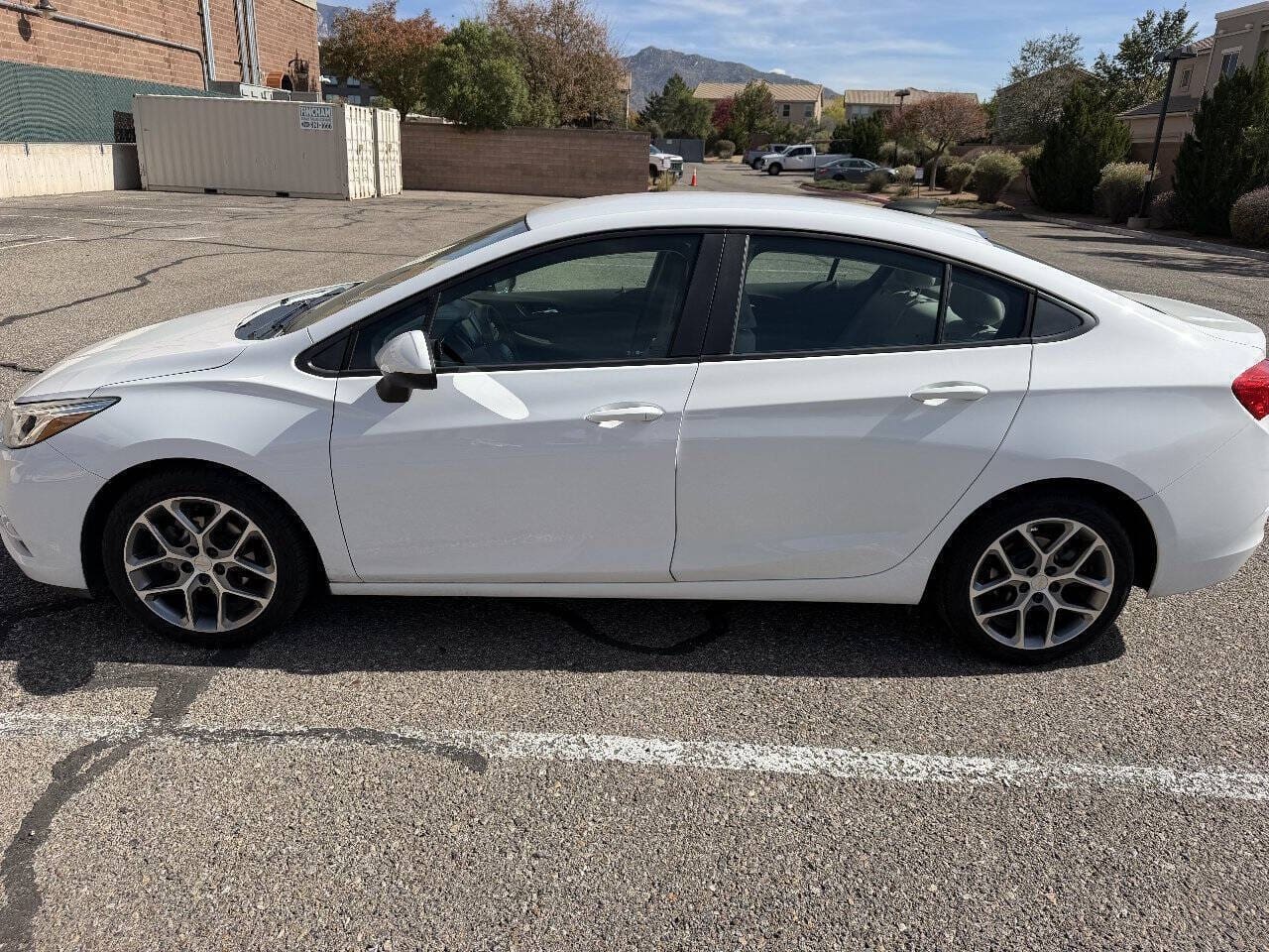 2018 Chevrolet Cruze - Image 3