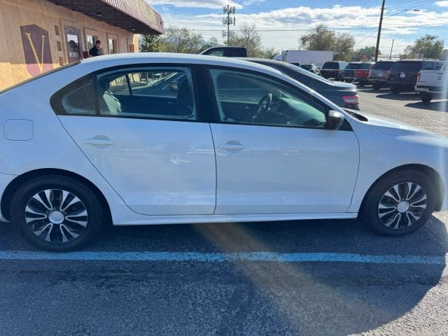 2016 Volkswagen Jetta - Image 2