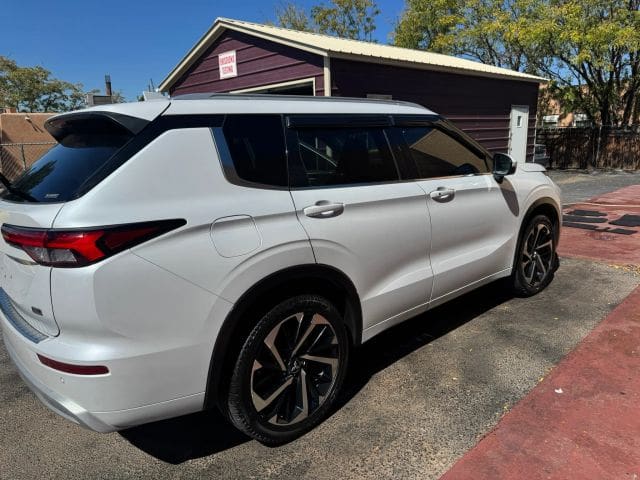 2022 Mitsubishi Outlander - Image 2