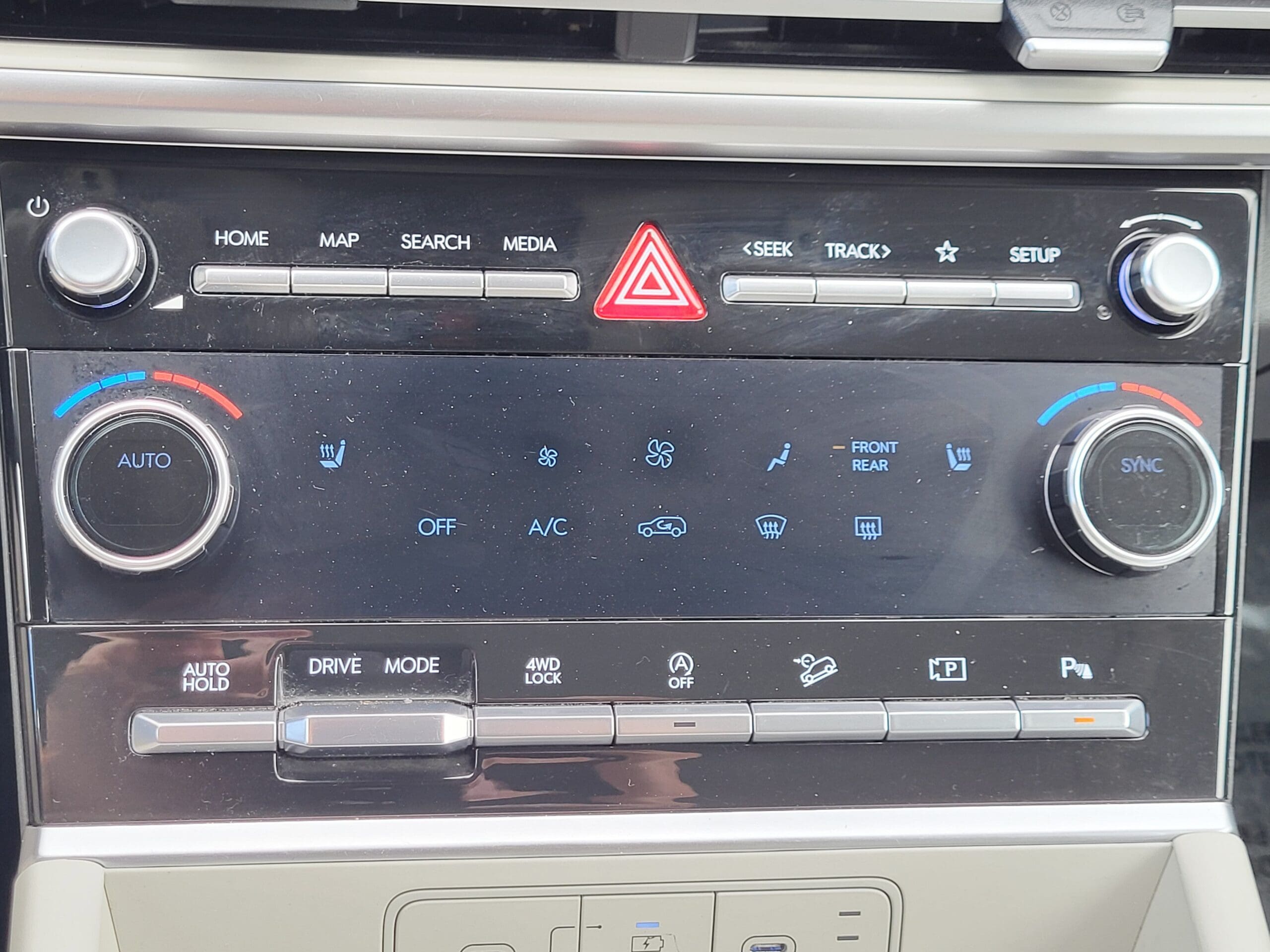 2025 Hyundai Santa Fe - Image 17
