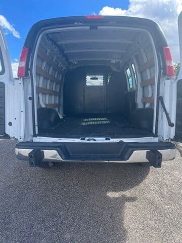 2022 GMC Savana - Image 9