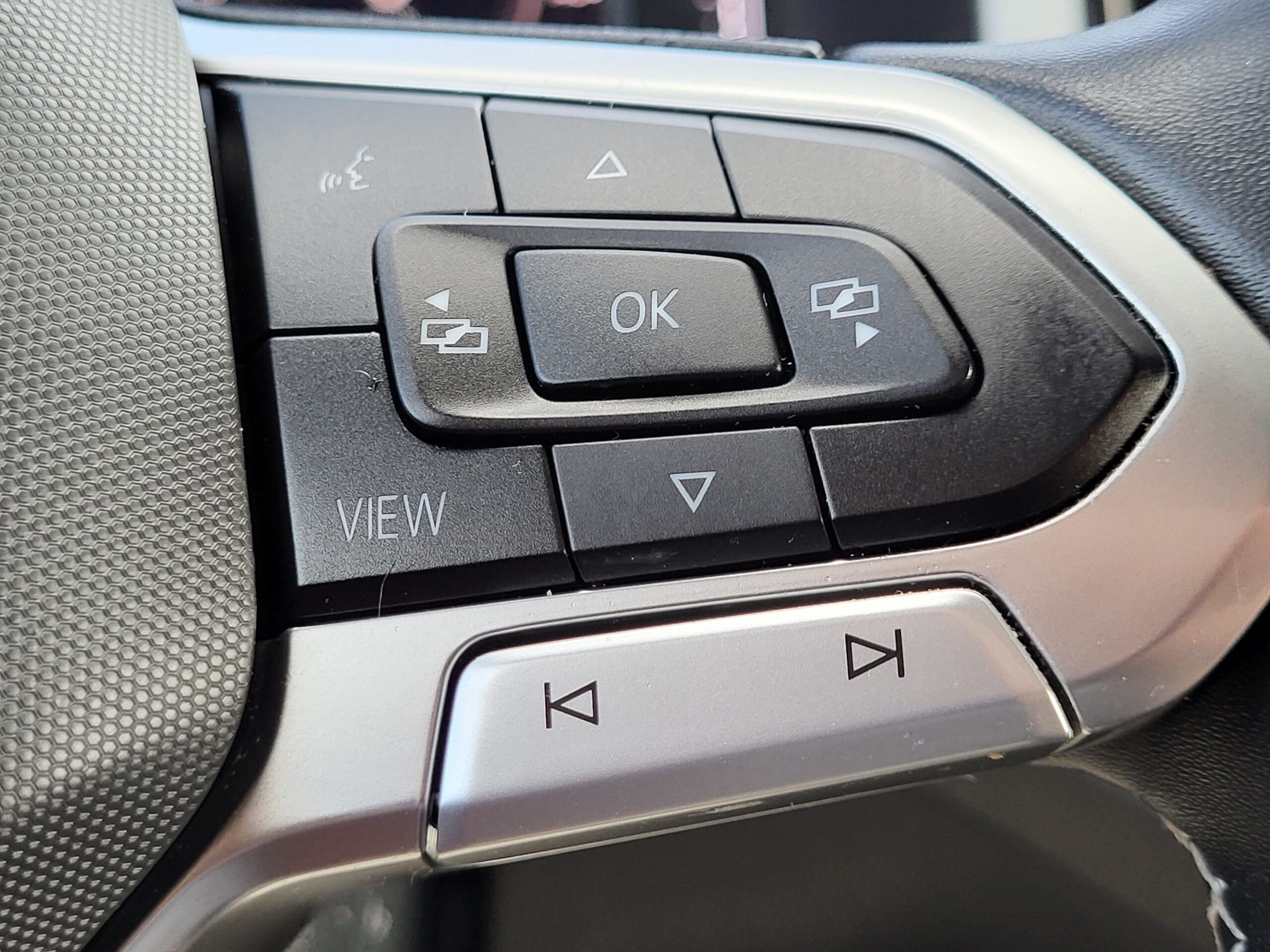 2022 Volkswagen Atlas Cross Sport - Image 31