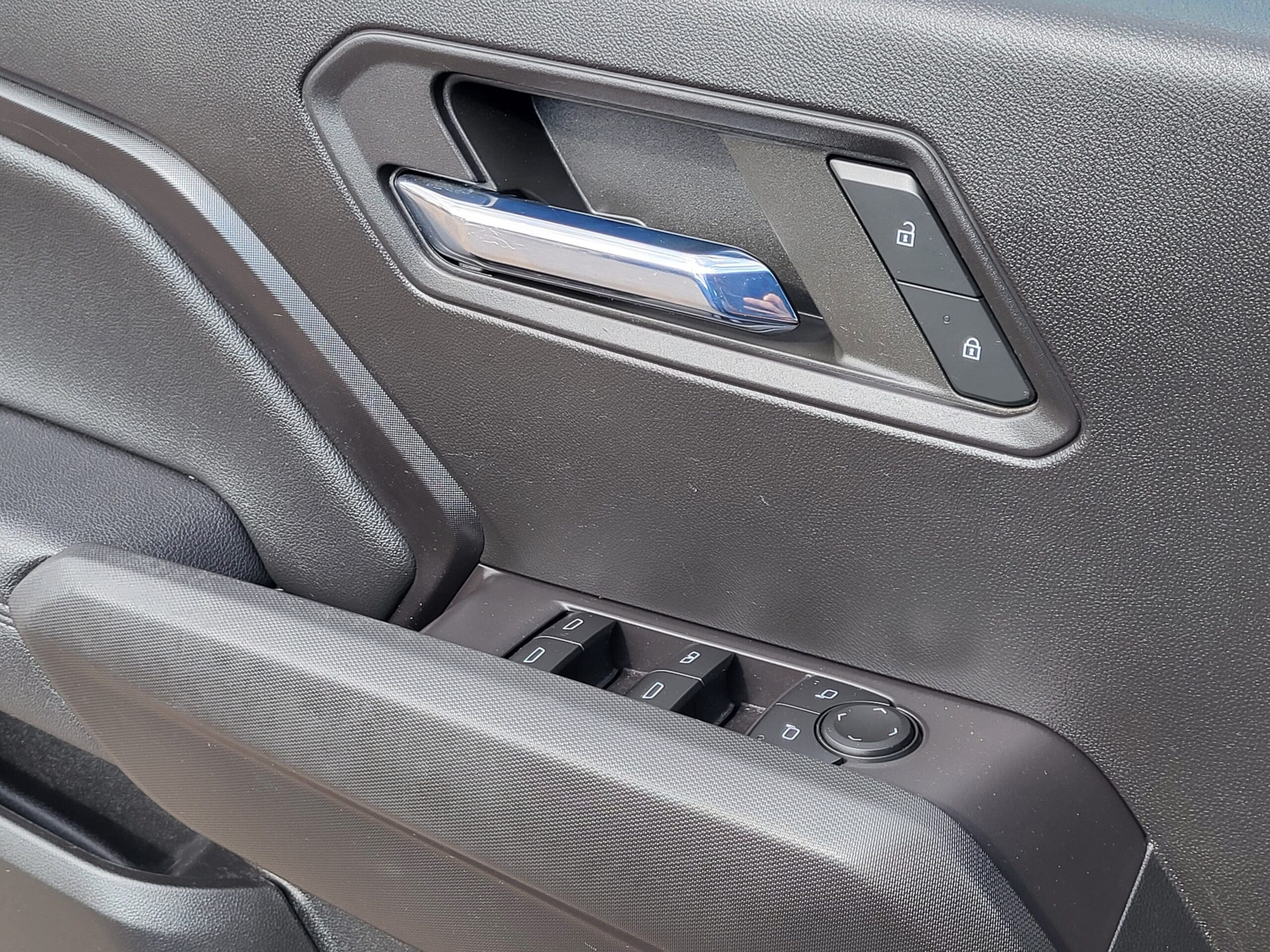 2023 Chevrolet Colorado - Image 21